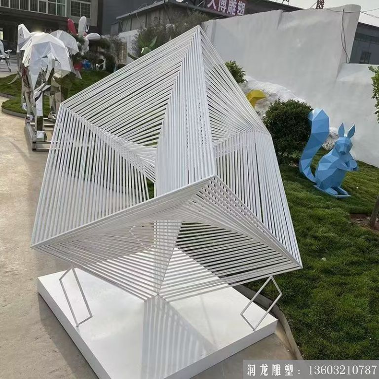 厂家定制不锈钢异型正方体雕塑，魔方雕塑图片