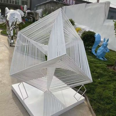 厂家定制不锈钢异型正方体雕塑，魔方雕塑图片